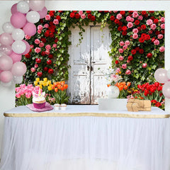 Lofaris Rustikaler weißer Tür-Hintergrund mit roten und rosa Rosen grüner Efeu und bunten Tulpen Frühlingsgarten-Fotokulisse