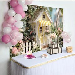 Lofaris Idyllischer gelber Märchenhaus-Hintergrund mit Blumen und Zaun für Frühlings- und Sommerpartys Kindergeburtstage
