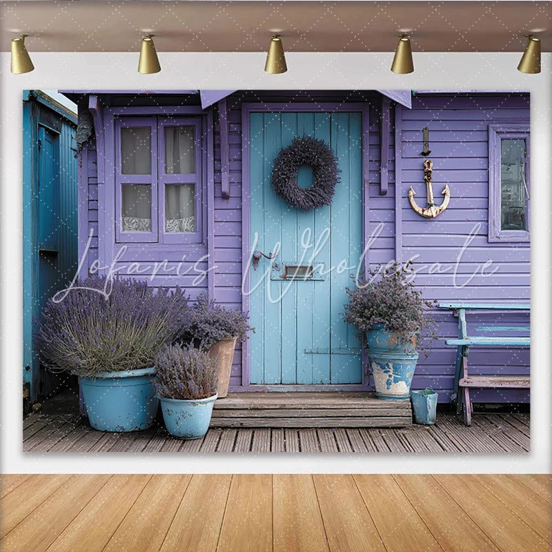 Lofaris Lavendel-Holzhaus-Hintergrund mit hellblauer Tür und Anker für Frühling und Sommer rustikale Fotokulisse