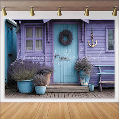 Lofaris Lavendel-Holzhaus-Hintergrund mit hellblauer Tür und Anker für Frühling und Sommer rustikale Fotokulisse