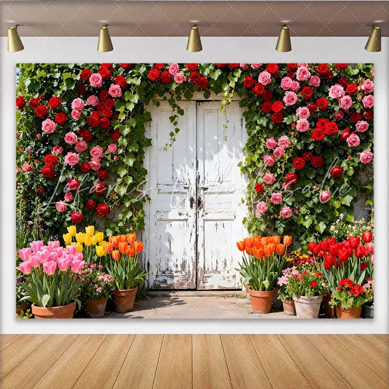 Lofaris Rustikaler weißer Tür-Hintergrund mit roten und rosa Rosen grüner Efeu und bunten Tulpen Frühlingsgarten-Fotokulisse