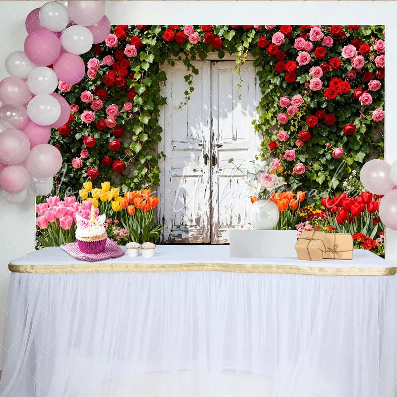 Lofaris Rustikaler weißer Tür-Hintergrund mit roten und rosa Rosen grüner Efeu und bunten Tulpen Frühlingsgarten-Fotokulisse