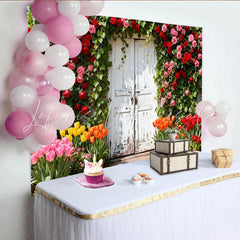 Lofaris Rustikaler weißer Tür-Hintergrund mit roten und rosa Rosen grüner Efeu und bunten Tulpen Frühlingsgarten-Fotokulisse